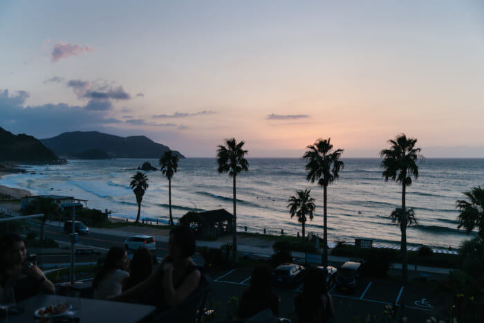 【FOCUS IT.】ネクストレベルのリゾートホテル、セブン バイ セブン 糸島で体験したとっておきのシーサイドラウンジパーティ。