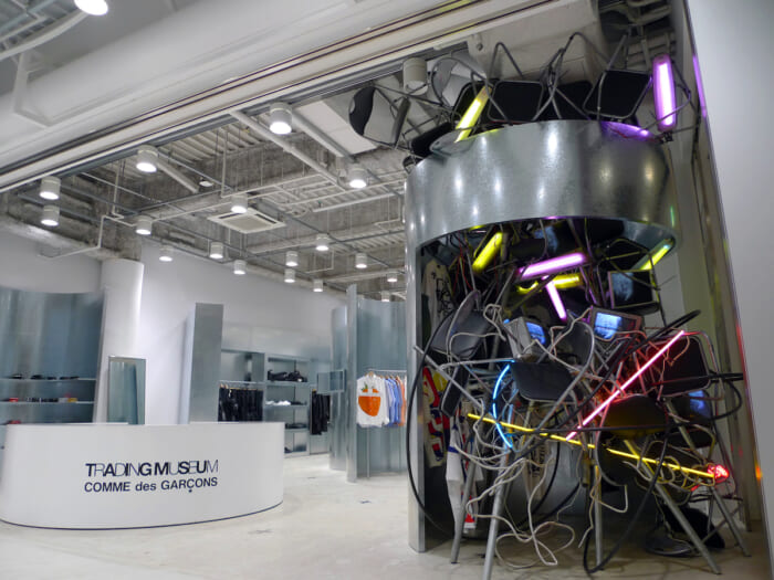 What is the sculpture hijacking a corner of the Trading Museum COMME des GARCONS? It is the work of an up-and-coming artist.