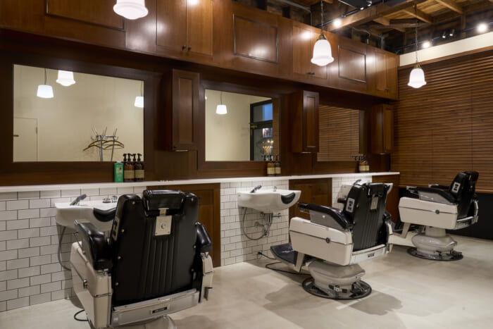World-renowned hairstylist ASASHI will cut your hair. ASASHI BARBER TORANOMON" opened on October 11.