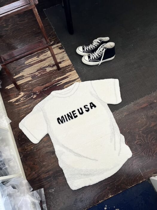 着倒したくなるマインのTシャツが、踏み倒せるラグになりました。