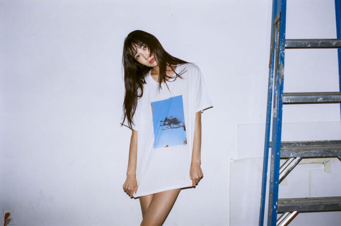 写真家・小浪次郎が初参加。今シーズンもアニエスベーからアーティストTシャツが発売中です。