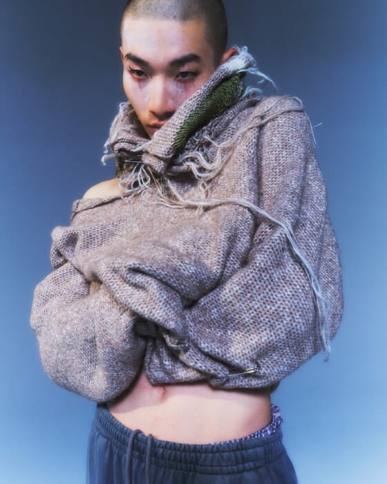 すべてのアイテムが安全ピンとセットで。反抗心を宿し子供でも大人でもないブランドのインナー チャイルドがデビューです。