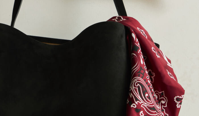 The Row" tote bag that brings out the best of the ingredients, just like Japanese cuisine.