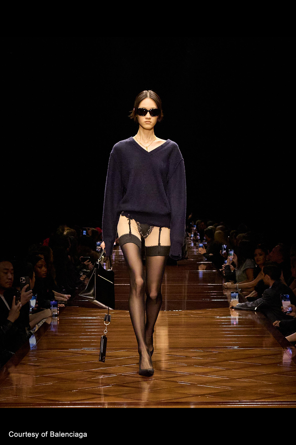 BALENCIAGA バレンシアガ 2025-2026AWミニスカート ブラック ホワイト の ウィメンズ Hourglass Midi スカート スニーカー