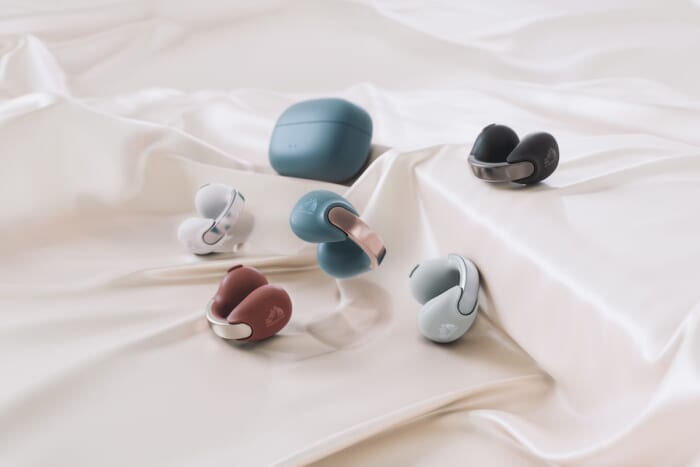 ビクターの新作は耳を塞がないイヤーカフ型のワイヤレスイヤホン。ギフトにもよさそうです。