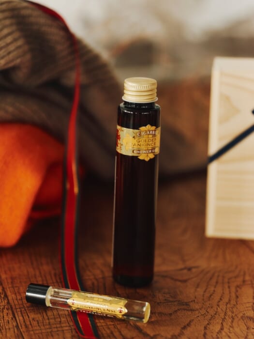 メンズフレグランスブランドのシガーロよりホリデーセットが登場。神秘的なフランキンセンスの香りが、身も心もそっと優しく包み込みます。