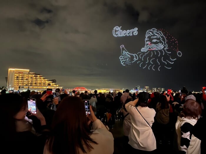 神戸で開催された、1225機のドローンによるクリスマスドローンショーをプレイバック！ 次は12月7日に横浜で開催予定です。