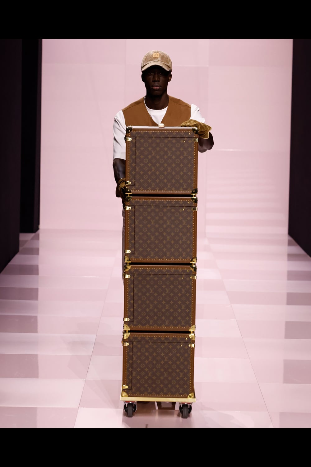 ボロタイが良いアクセント☆ウエスタン気分LouisVuittonフーディ LOUIS VUITTON | HOUYHNHNM（フイナム）