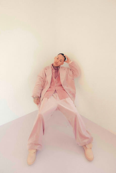 The music video for "Heart Emoji" from Yugi Chiba's first album "STAR" is now on view. Also, please take a look at the set-up that was created with a made-to-order suit brand from Harajuku.