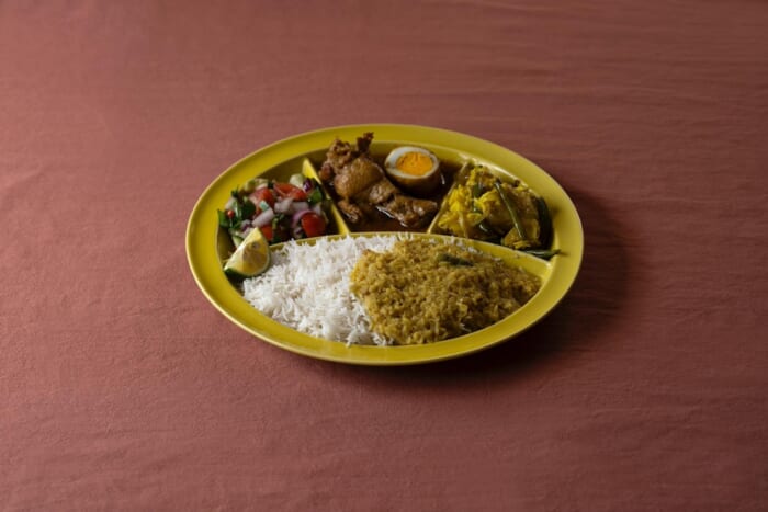 ユザーンが監修した波佐見焼のカレー皿に、カレー映えする2色の新色。