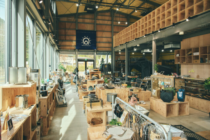 メイドインジャパンのギアが揃う、富士山野営道具店とは。併設されたパーキングで車中泊もできるそうです。