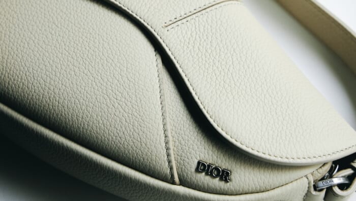 連載「憧れの逸品」No.393 乾いた大地を思わせるディオールのIT BAG。