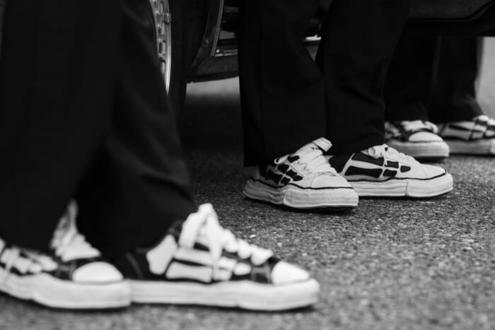 アミリとメゾン ミハラヤスヒロがコラボレーション。骨と凸凹ソール、お互いのアイコンをひとつに宿した特別な1足が完成しました。