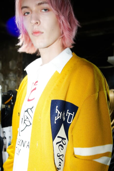 既成概念からの脱却。歌舞伎町で開催された、プレステージアパレル2025年秋冬コレクションのショーの模様をプレイバック。