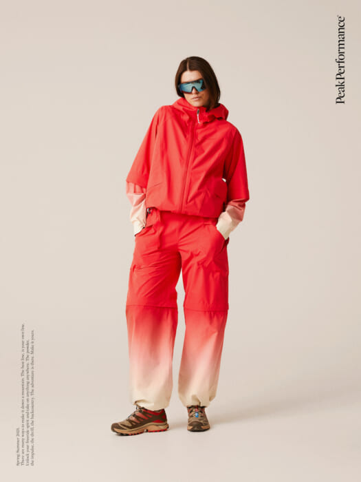 ピークパフォーマンスを着て、頂を目指す。エネルギッシュなカラーのウェアは、雨も風も寒さも凌ぎます。