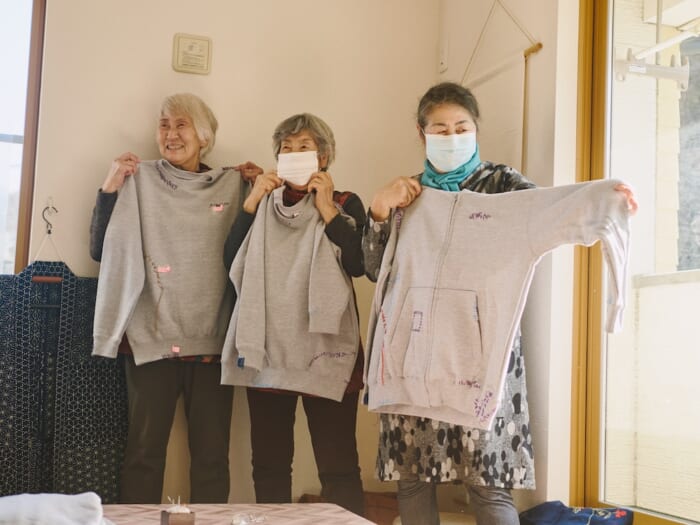SASHIKO GARS and QUON have launched a collaborative line. The first item is a one-of-a-kind sweatshirt series with hand-embroidered stitching.