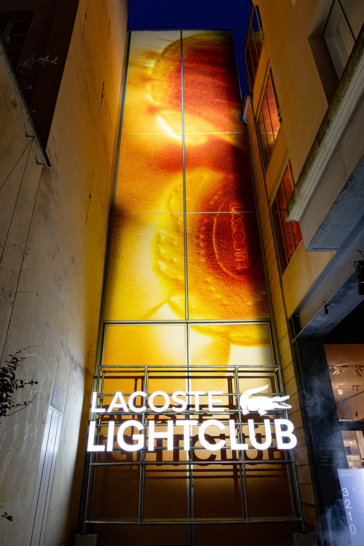 新しいスニーカーを祝うパリの夜。ラコステ ライトクラブへ