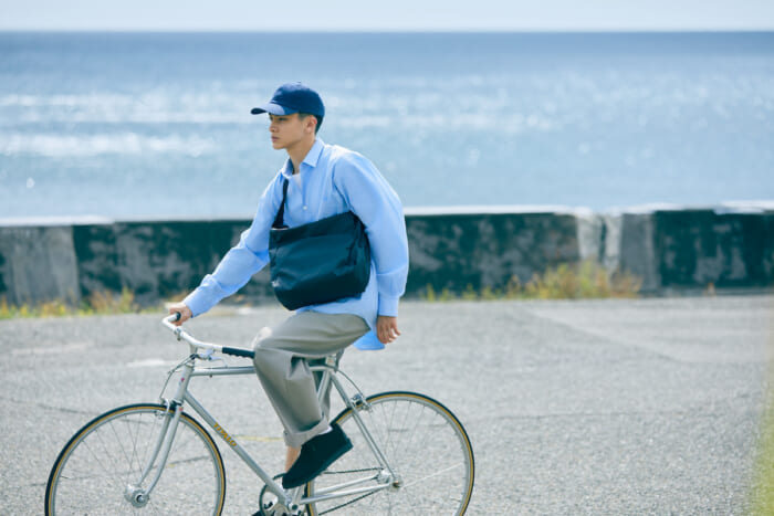 Fits in with movement, with people, and with life. Nesque, which debuted this spring, is a brand of bags made by a long-established factory that takes its craftsmanship seriously and offers the utmost in quality.