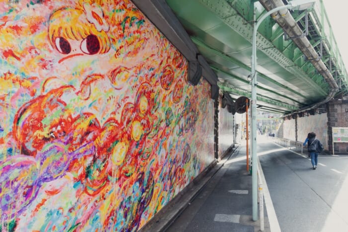A project to promote temporary evacuation sites in the event of a disaster, a giant mural by Ayako Rokkaku was completed near JR Yoyogi Station.