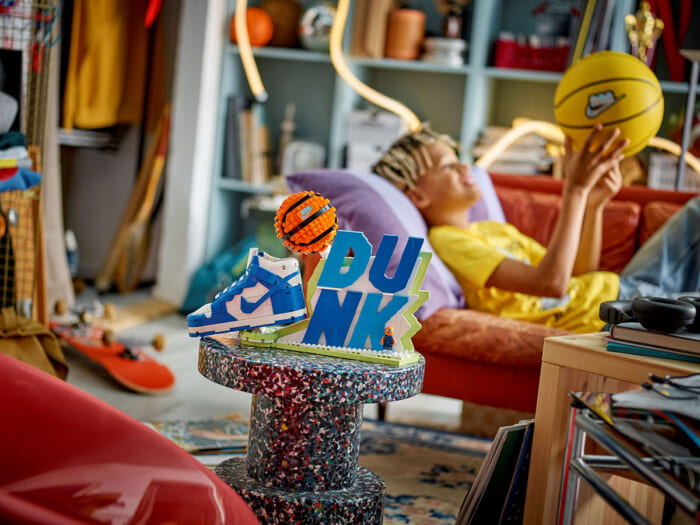 That sneaker is now a LEGO® block. Nike, which has fans all over the world, and the LEGO Group have formed a partnership.