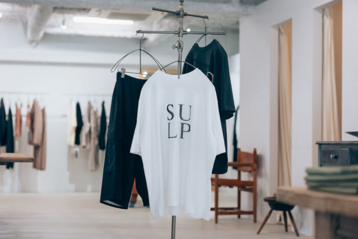 【FOCUS IT.】＋81がブラームスに別注した、みんなに似合う夏のスタメン。