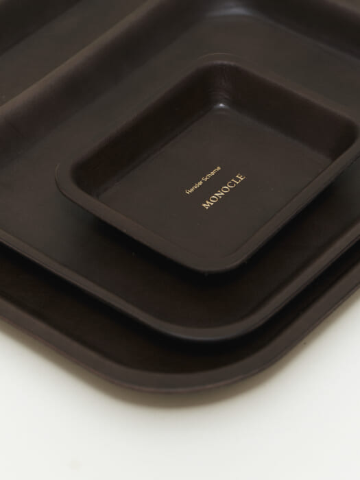 The third collaboration between Enderschema and Monocle. How about a dark brown leather tray for your room or office?
