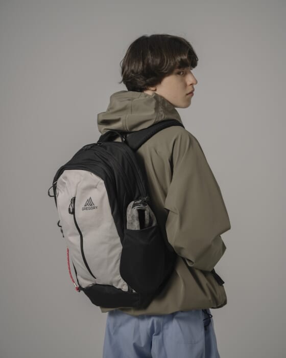 クリーンなたたずまい。ソフネットの手引きでグレゴリーのテクニカルバッグが洗練された印象に。