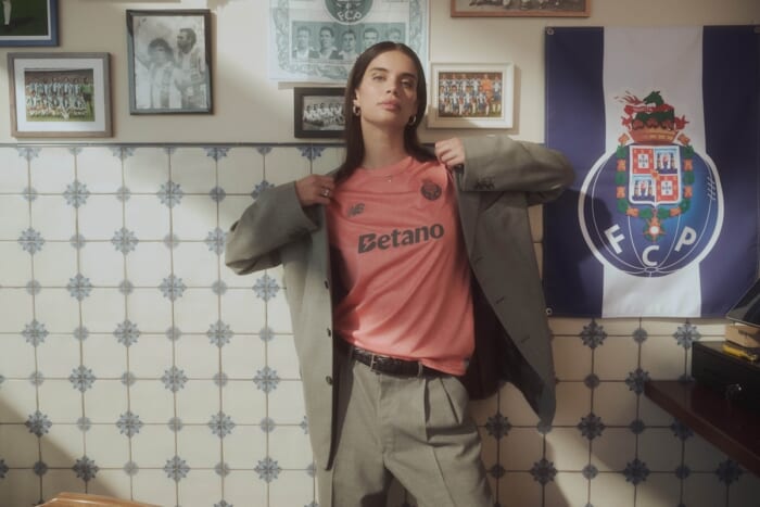 ファッションの主役にしたい、ニューバランスのゲームシャツ。ポルトガルの強豪チームの新作は色が決め手！