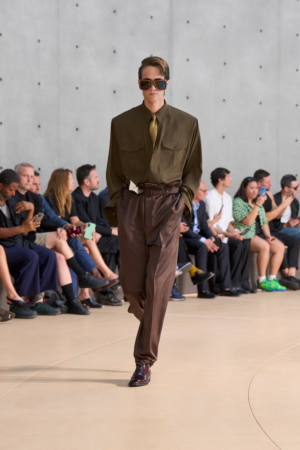 新作☆【SAINTLAURENT】「ロミー」ラバ 新作バッグ】夏のオシャレの仕上げに！サンローランの「Y トップ