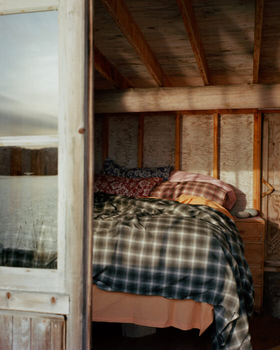 テクラとステューシーの限定コレクション第5弾。北欧のサマーハウスに想いを馳せた寝具で、心地よい眠りをどうぞ。