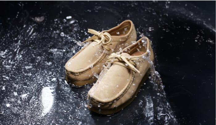 Want to wear wallabies even in the rainy season? If so, this is for you. Clarks' waterproof model is now on sale.