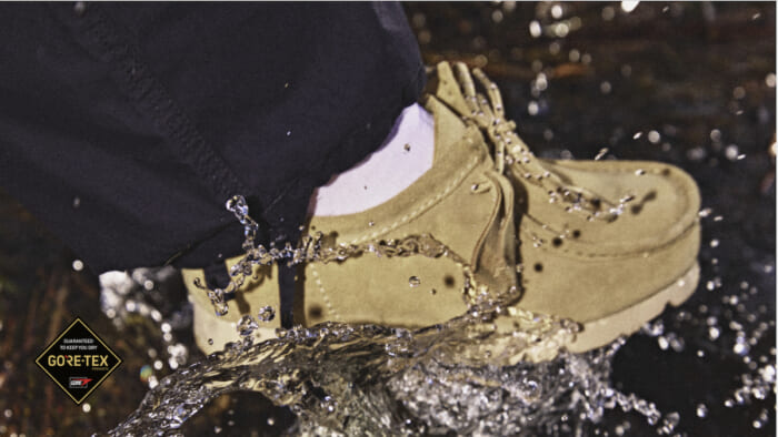 梅雨空に安心の一足を。クラークス オリジナルズのワラビー ゴアテックスで天候を気にせず行きましょう。