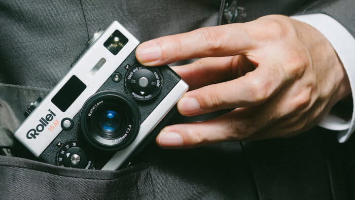 If you want to capture your summer vacation memories with a special film camera, the Rollei 35AF is the one you'll want to keep in your pocket.