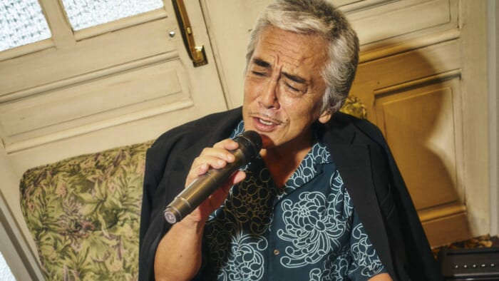 Actor Susumu Terashima holds the karaoke microphone! Please take note of the new visual of Buena Vista.