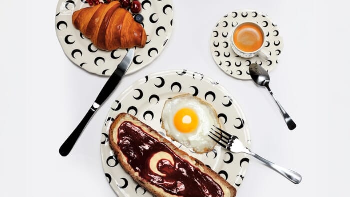 三日月マークで知られるあのファッションブランドが、ライフスタイル領域に進出。第一弾はテーブルウェアです。