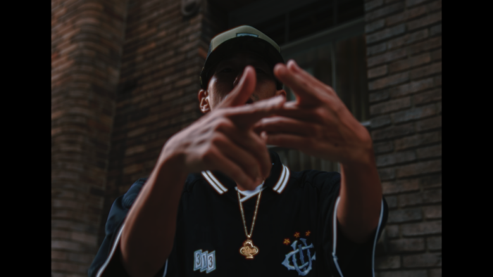 The music video for "2:53," released in June, has dropped, and the two artists' two works are now available on vinyl in a completely limited pressing, which has been eagerly awaited.