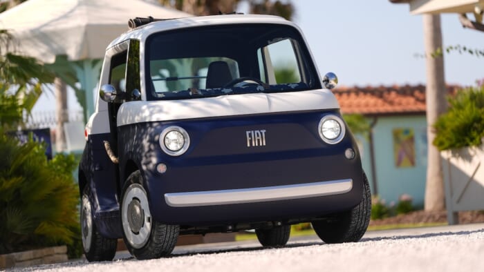 夏の地中海が似合うコンパクトEV！ フィアットが南仏生まれのスイムウェアブランドとコラボしました。