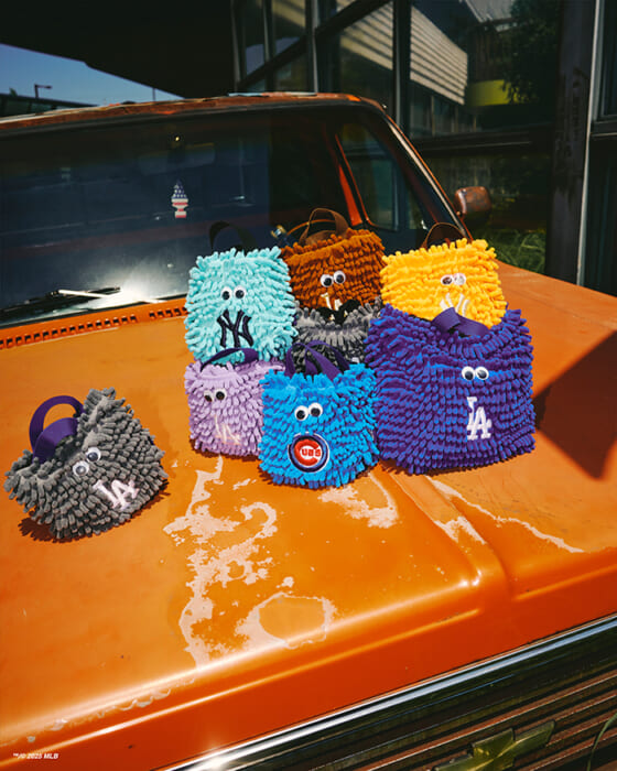 大胆にアレンジされた「酔い酔いバッグ」。思わず連れていきたくなる愛嬌たっぷりの仕上がりです。