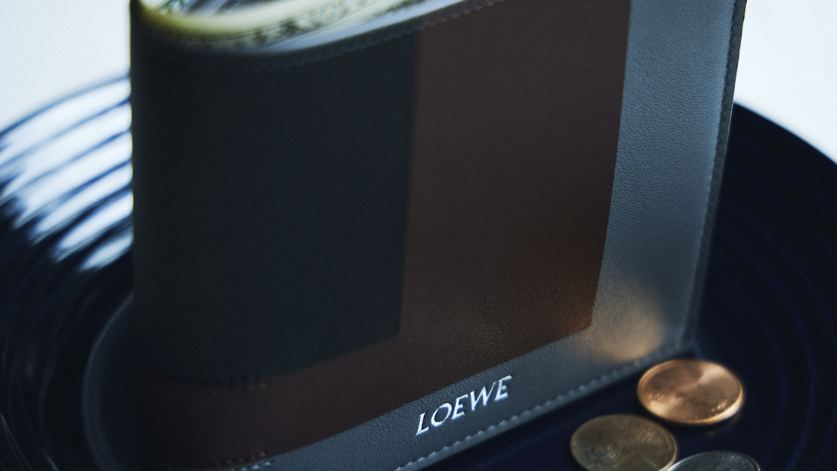 連載「憧れの逸品」No.416 ミニマルアートの極北にたどり着いたロエベの財布。