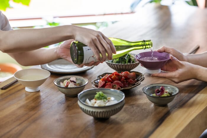 A glass of summer sake and snacks. A generous sized sake cup supervised by Tsurezure Hanako will be served.
