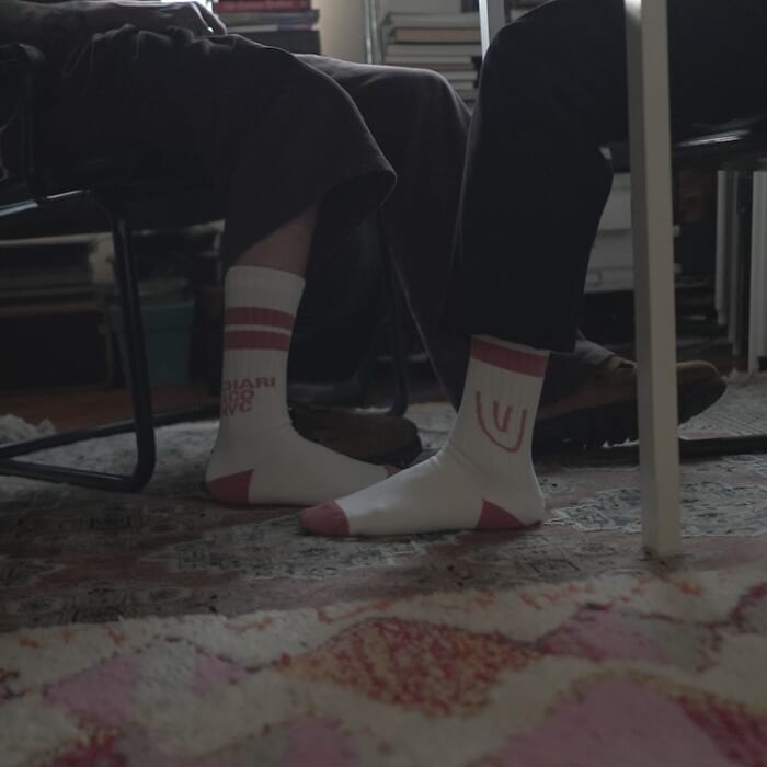 春に話題を呼んだあのコラボソックスが秋仕様のサーモンカラーで再登場。MADE IN JAPANのクオリティが快適な履き心地を約束します。