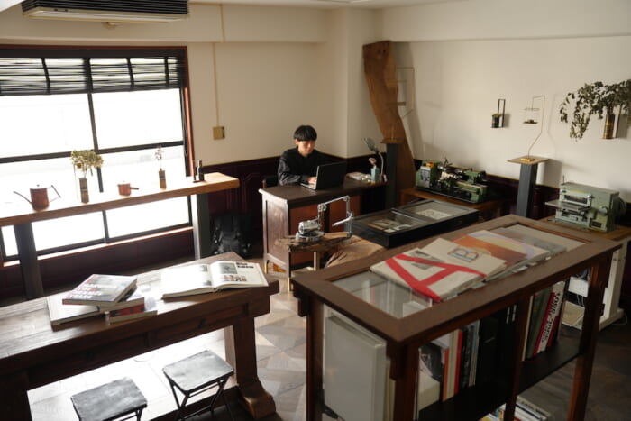 The first issue of Purple and the fantastic zine Six are also available. At DORT in Komazawa, a fashion lover's hideaway, you can enjoy archived magazines.