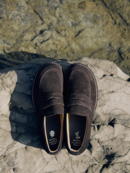 Tomo & C.O. and a long-established leather shoe manufacturer launch a new line. A new chemical reaction is taking place with the fusion of tradition and innovation.