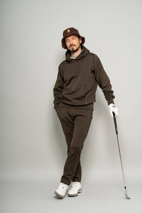 Kolepa means golf in Hawaiian. The brand name suggests a relaxed mood, and the delivery of golf wear has started.