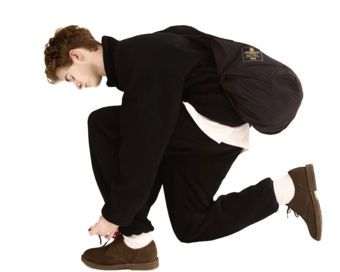 雨の日が楽しみになる、というのは大袈裟ですが、それくらい素敵な靴が出ました。ブラブラブラから。