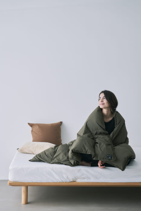 寝正月のお供には、タイオンのルームダウンを。羽織って、包まって、丸めたらクッションにもなるんです。