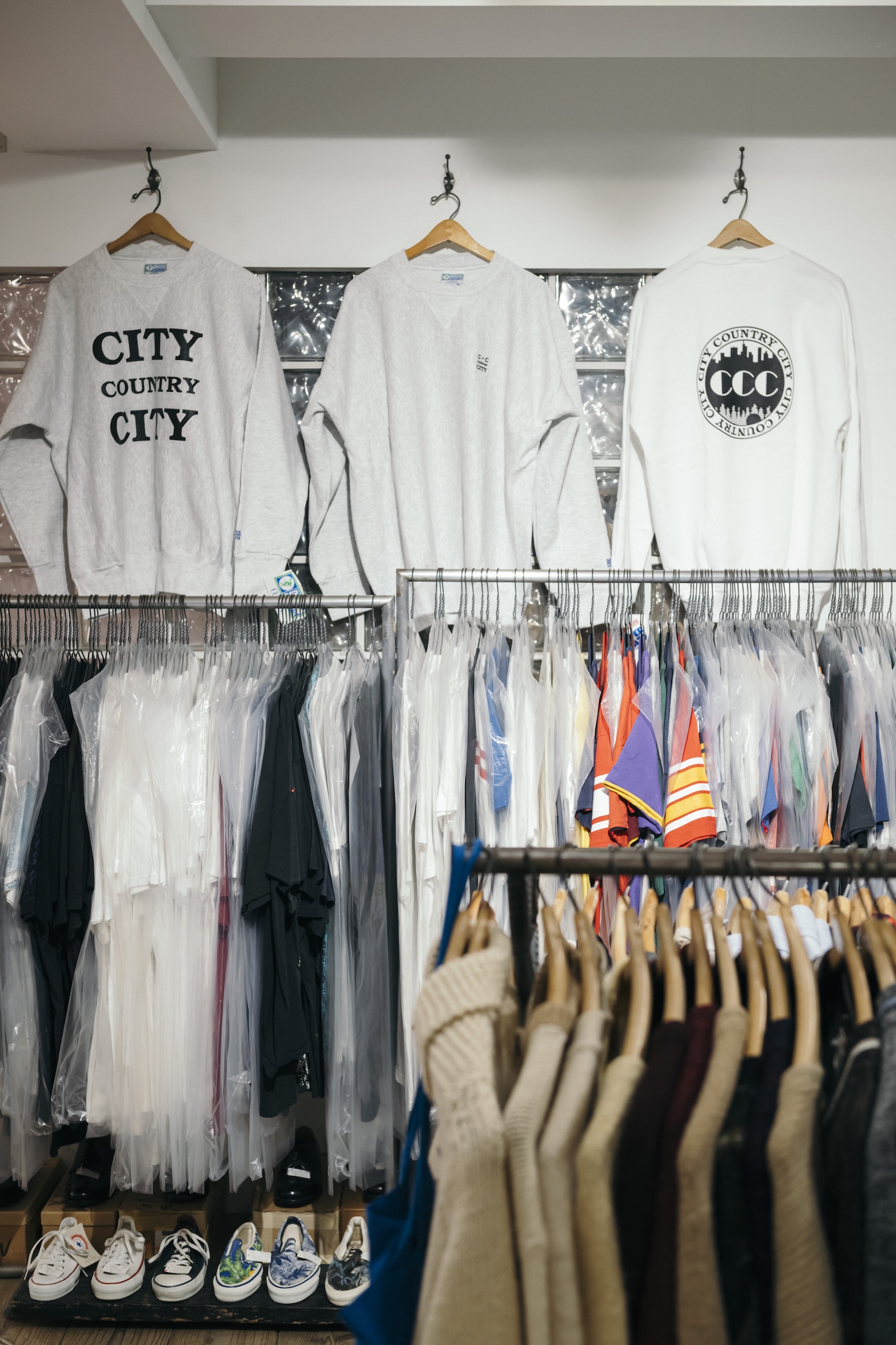 古着の名店がシティー カントリー シティーとコラボ。90年代のデッドストックをモダンにアレンジしています。