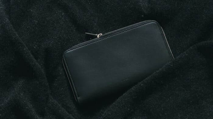 連載「憧れの逸品」No.435 新年に相応しい、オールインワンなザ・ロウのウォレット。