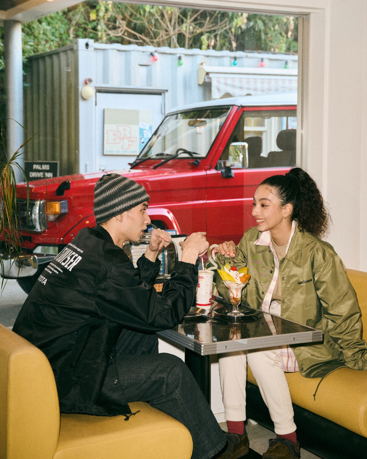 ランドクルーザーの公式アイテムから新作が登場。「Home & Garage」をテーマに、さまざまなライフスタイルに寄り添うアイテムが並びます。