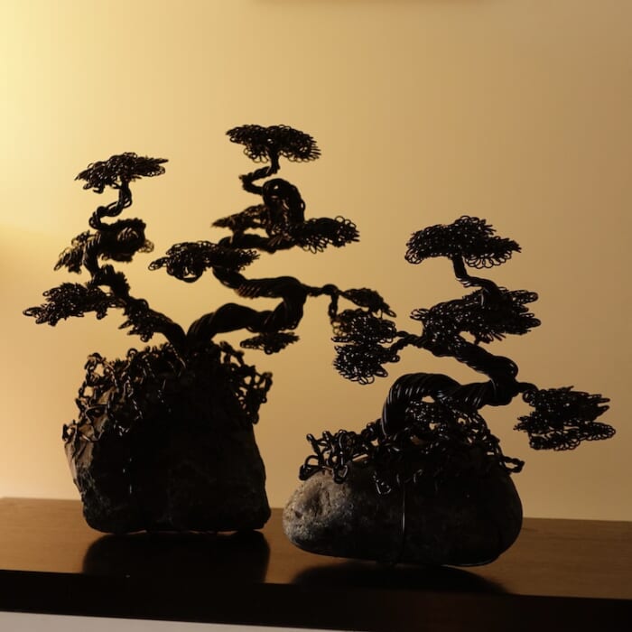 ワイヤーでつくられた盆栽。ツチンナカキが生み出した新たな芸術作品をディル ピックル  クラブで手に入れることができます。